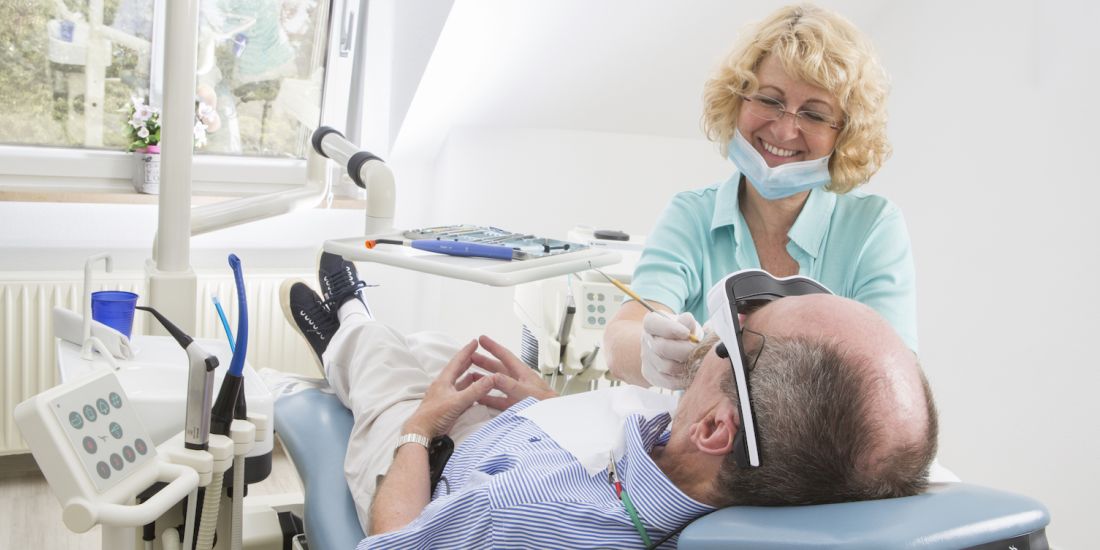 Behandlung männlicher Patient mit 3-D- Brille