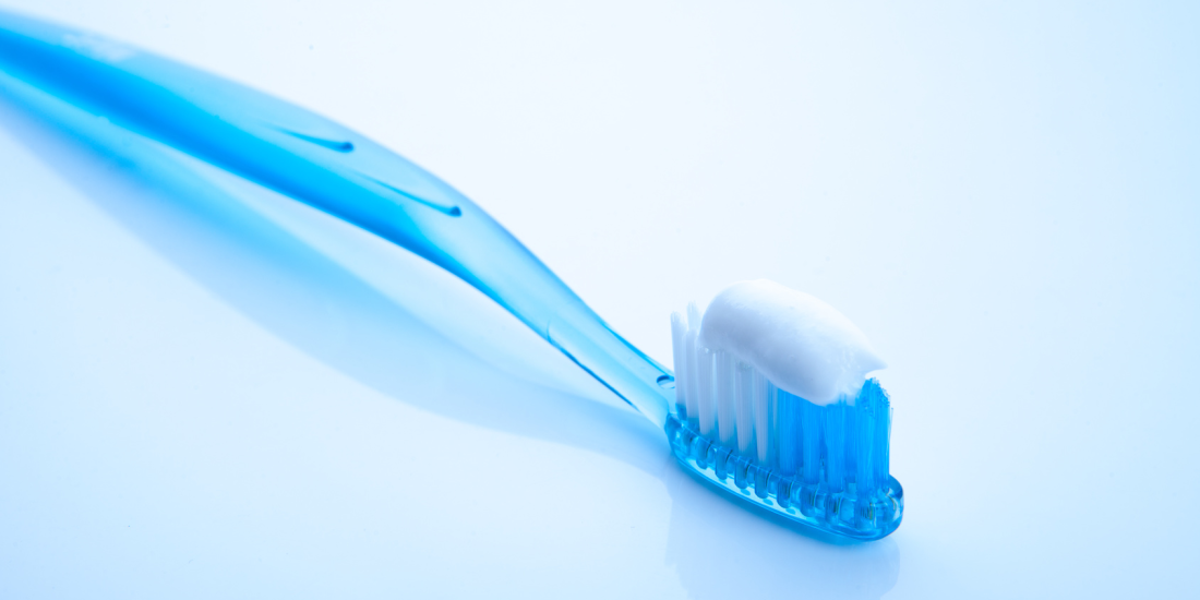 blaue Zahnbürste mit Zahnpasta